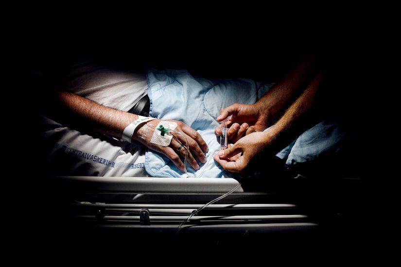 Patient_og_plejer_h__nder_Nikolai_Linares_Ritzau_Scanpix_1650px