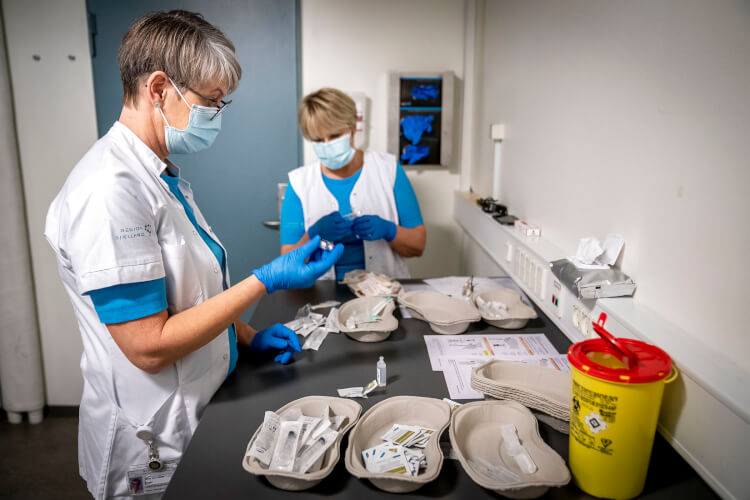 Sundhedspersonale_to_kvinder_kitler_masker_Mads_Claus_Rasmussen_Ritzau_Scanpix