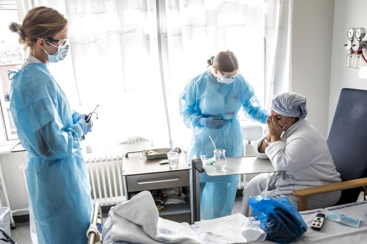 To_sygeplejersker_og_patient___lafur_Steinar_Gestsson_Ritzau_Scanpix